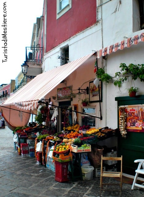 Frutteria lungo la passeggiata sul porticciolo di Ponza