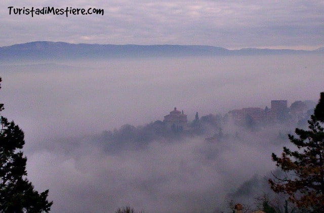 La città di Todi avvolta nella nebbia