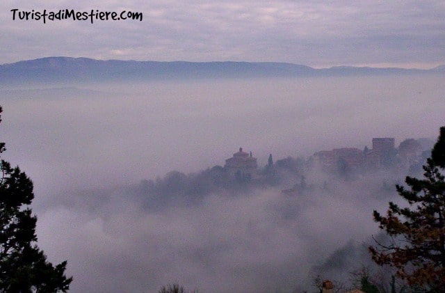 La città di Todi La città di Todi avvolta nella nebbia