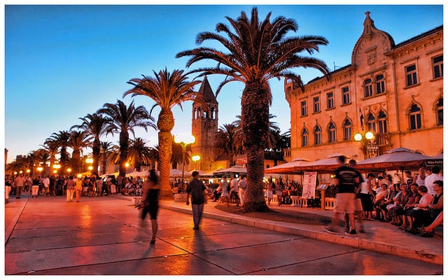 Passeggiata a Trogir in Croazia Passeggiata a Trogir in Croazia