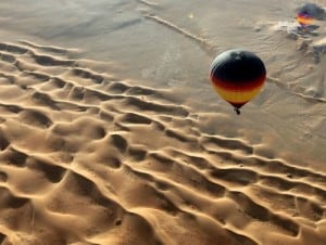 escursione nel deserto in mongolfiera