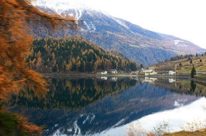 Vista del Lago di Poschiavo dal trenino del Bernina