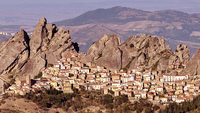 Pietrapertosa e Castelmezzano paesi contrapposti