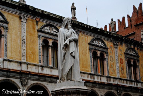 Statua di Dante in Piazza dei Signori a Verona