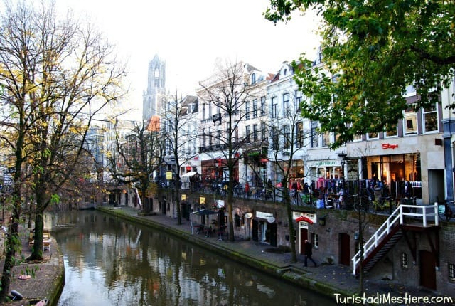 La vivacità lungo il canale e la Dom Toren nello sfondo
