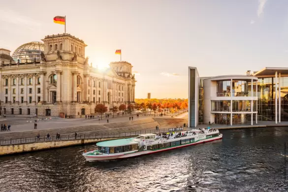 Government district, Spree, Reichstag, Paul-Löbe-Haus, centre © visitBerlin, Dagmar Schwelle