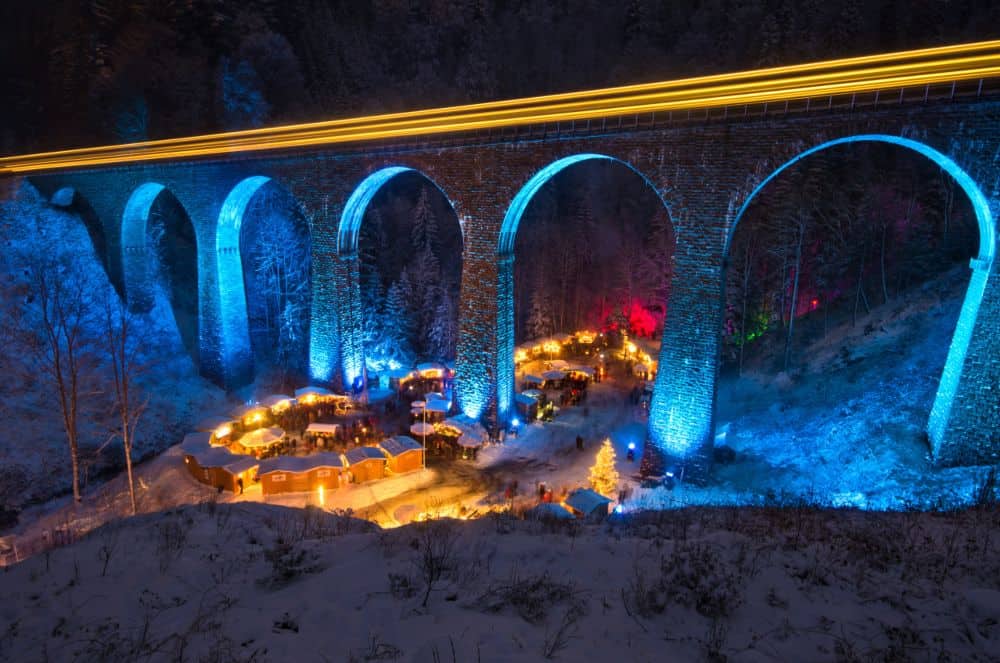 Christmas market in the Ravenna Gorge viaduct with train