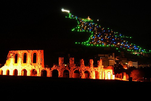 Albero Di Natale Gubbio Umbria.Accensione A Gubbio Dell Albero Di Natale Piu Grande Del Mondo Turista Di Mestiere