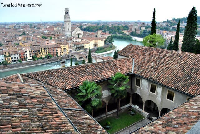 Panorama dalla terrazza sovrastante il Museo (si vedono il chiostro, il fiume e il Ponte Pietra)