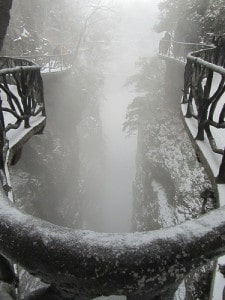 Sentiero innevato e strapiombo