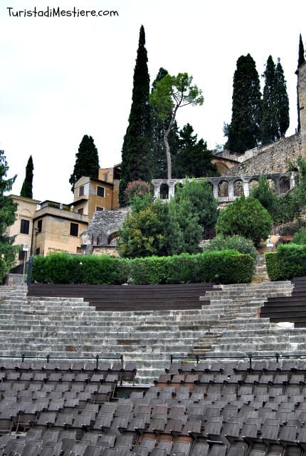 Platea del teatro romano e antiche vestigia