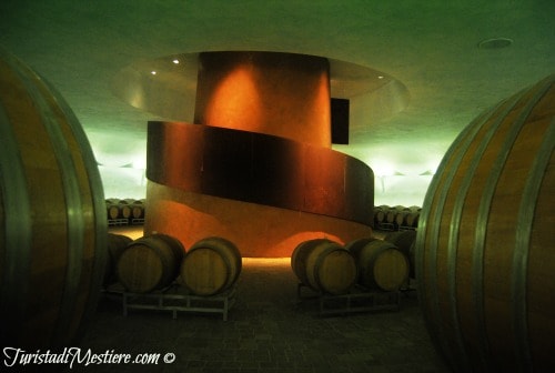 Cantina, particolare scala elicoidale e botti in cerchio Carapace, Tenuta Castelbuono