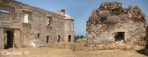 Acquedolci cortile con resti della torre