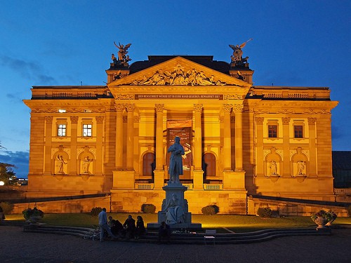 Teatro di Stato dell'Assia e statua di Schiller