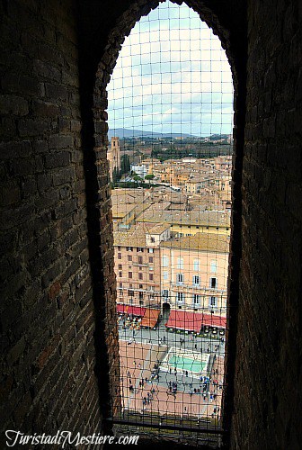 Siena torre del mangia vista su Piazza del Campo