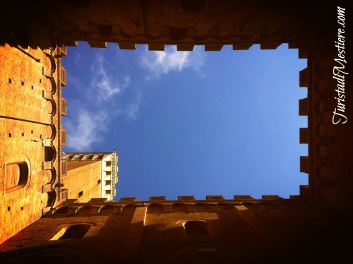 Cortile del Podestà, vista della Torre del Mangia