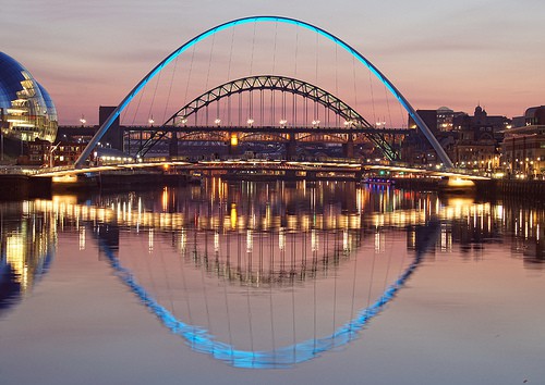 Tyne Bridge, in secondo piano e Gateshead Millenium Bridge