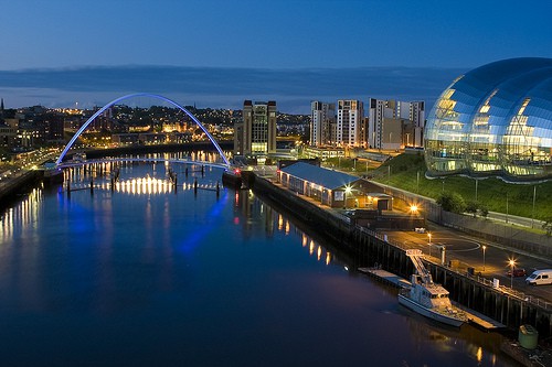 Millenium bridge, subito accanto l'edificio del Baltic Centre e a destra, The Sage