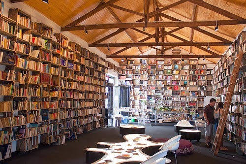 Negozio di ortofrutta ora libreria