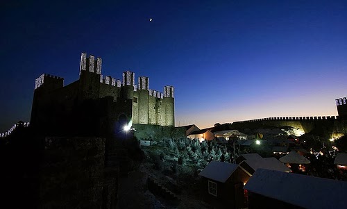 Villaggio natalizio Vila Natal, sotto il castello di sera