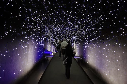 Interno museo, tunnel stellato