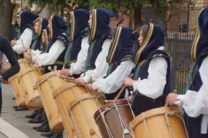 Giovani suonatori di tamburo a sostegno dei corridori