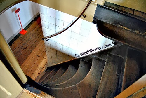 Original-Staircase-Canal-House-Amsterdam