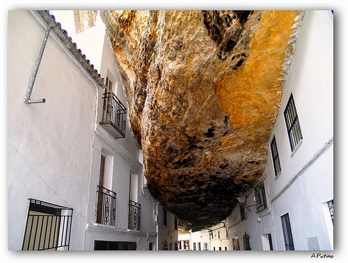 Le case incastonate nella roccia a Setenil de las Bodegas