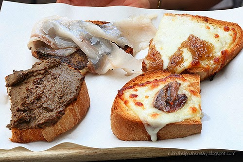 Bruschette con crema di lardo di cinta senese e tartufo, pecorino, acciughe, fegatini