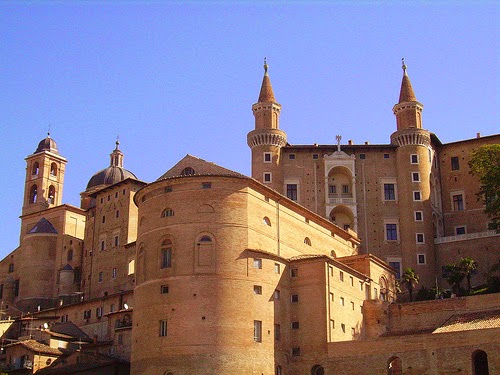 Palazzo-ducale-e-rampa-elicoidale-Urbino-Marche