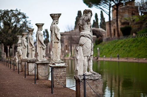 Villa-Adriana_canopo-e-particolare-delle-Cariatidi