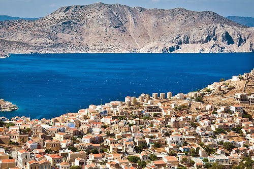 Symi, porto naturale e mulini a vento Symi, porto naturale e mulini a vento