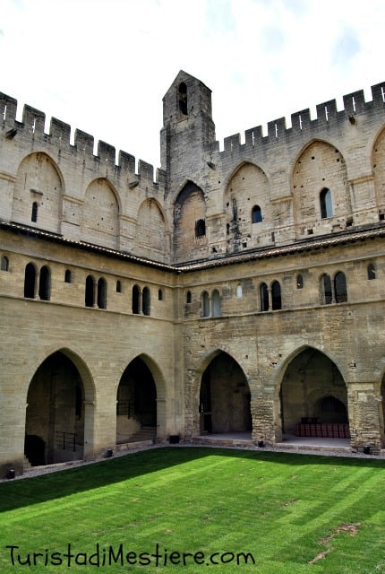 Cortile del Palazzo dei papi di Avignone