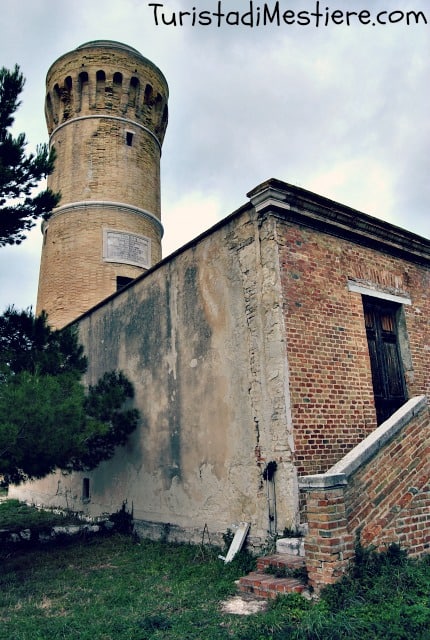 Faro ottocentesco nel Parco del Cardeto