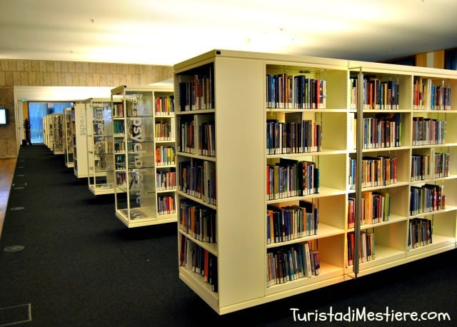 Migliaia di libri nella biblioteca di Amsterdam