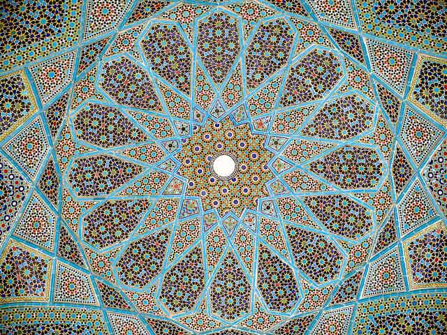 La tomba decorata con mosaici di ceramica della tomba del poeta persiano Hafez, Shiraz, Iran