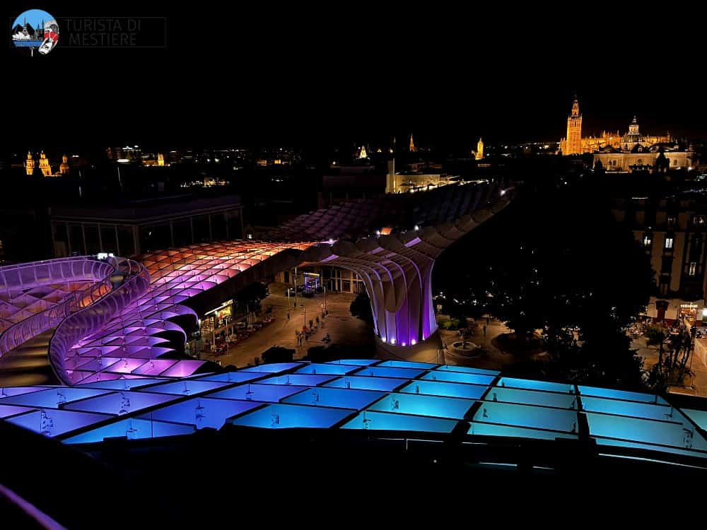 Il Mirador illuminato di notte