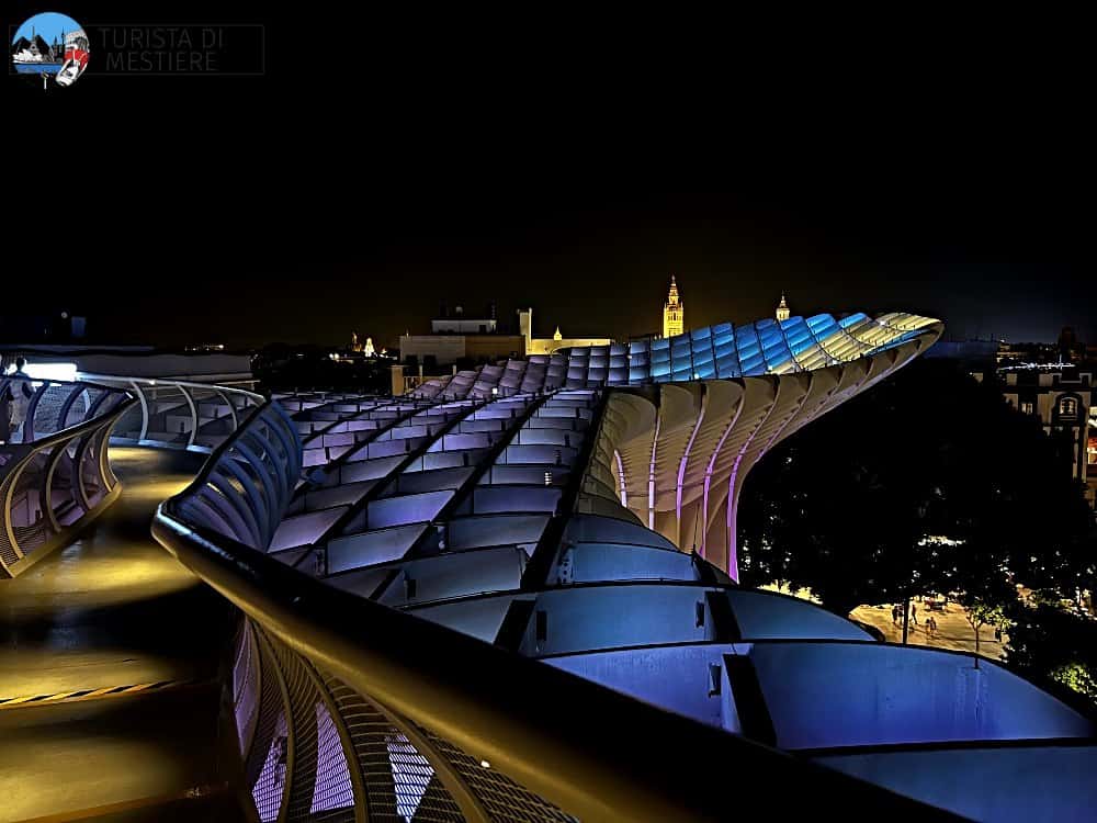 Il Mirador illuminato di notte