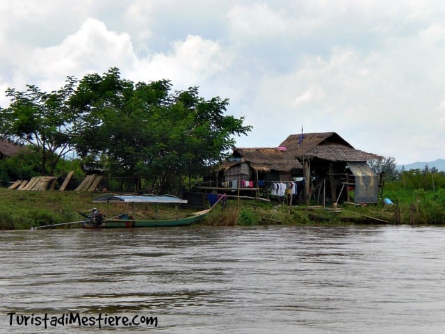 Navigazione a bordo di una piroga sul Mae Kok