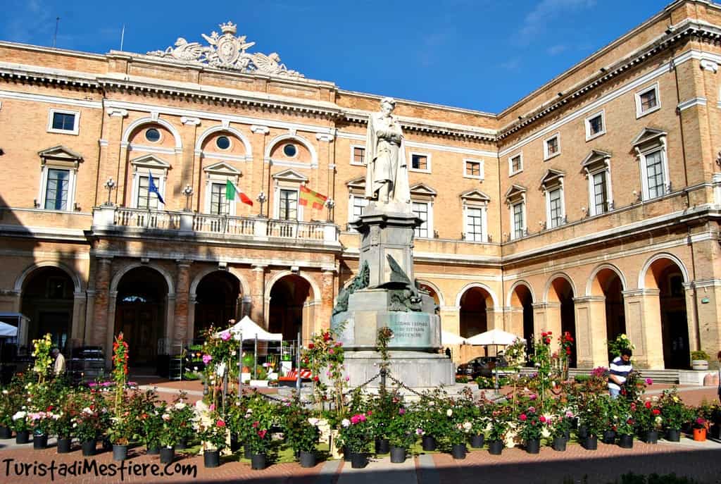 Recanati-Piazza-Leopardi