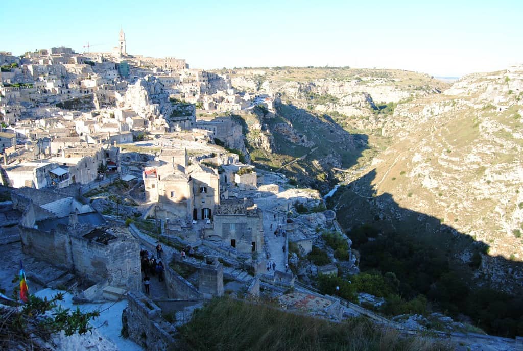 Panorama tra il Sasso Caveoso e il Parco della Murgia materana con il ponte sospeso sul torrente Gravina