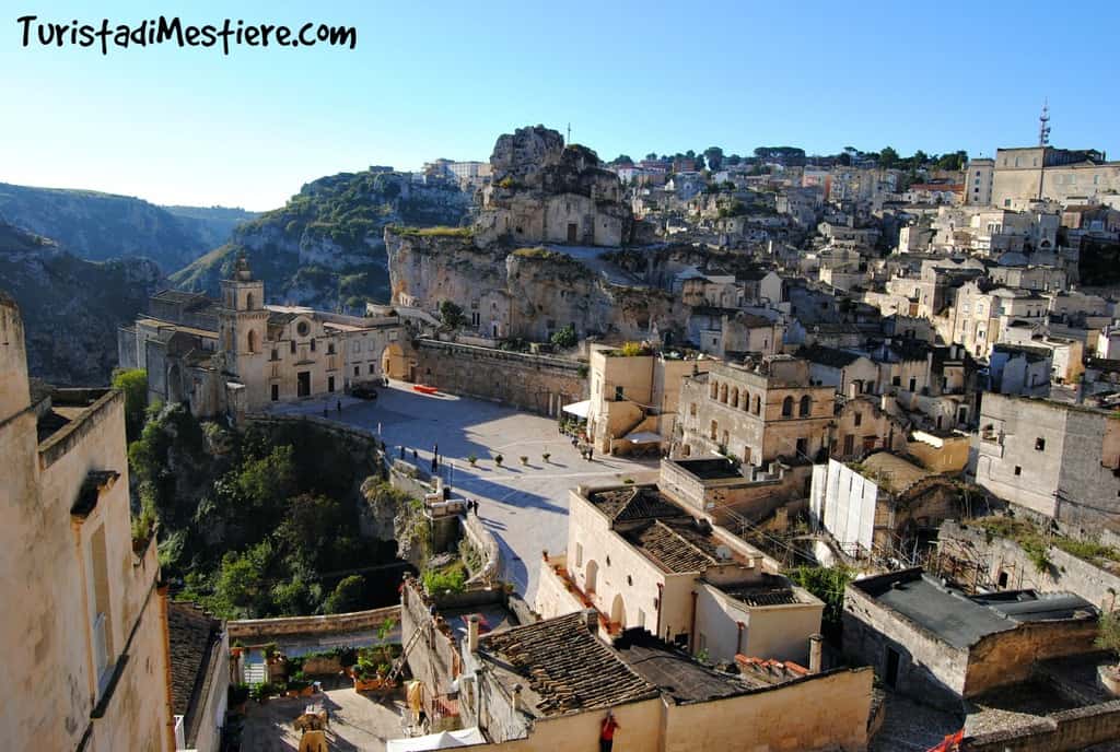 San Pietro Caveoso sulla sinistra e al centro la Chiesa di Santa Maria di Idris