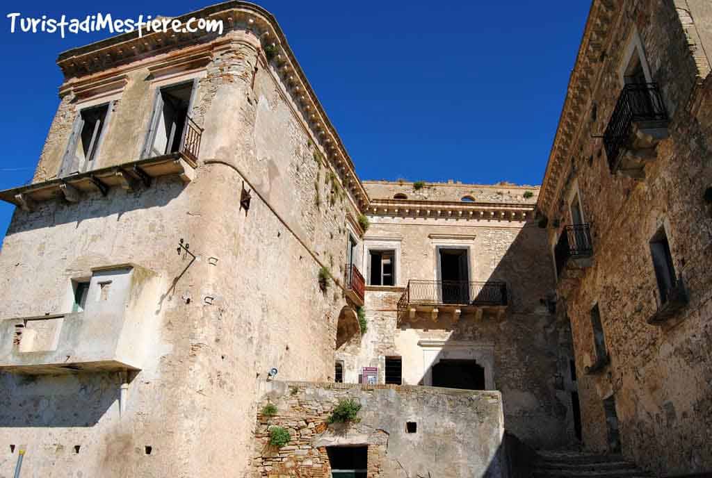 Craco-paese-abbandonato-palazzo-grassi