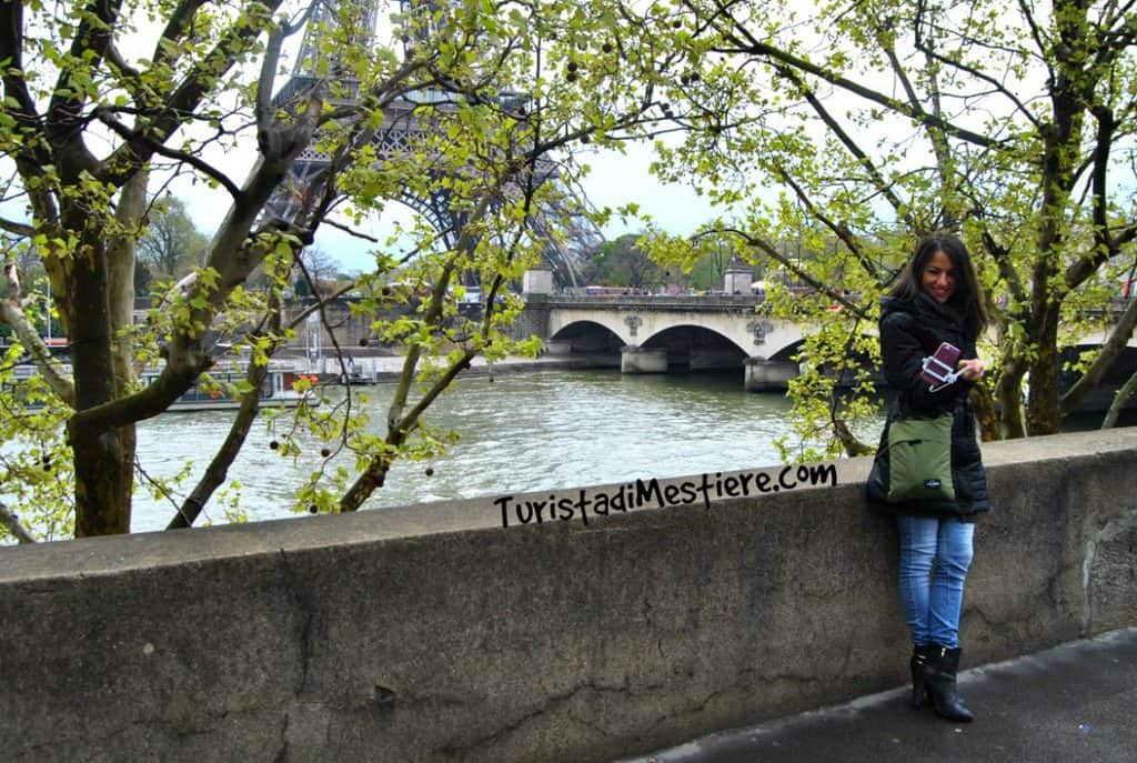 Parigi tour Eiffel turista di mestiere