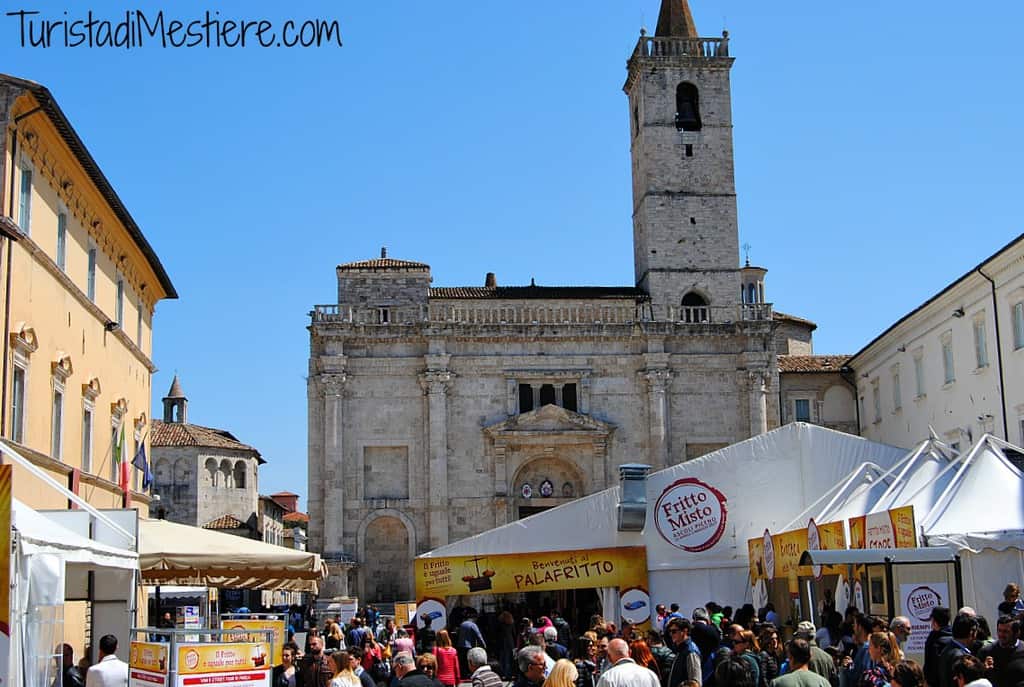 Il Palafritto in piazza Arringo con la Cattedrale di Sant'Emidio