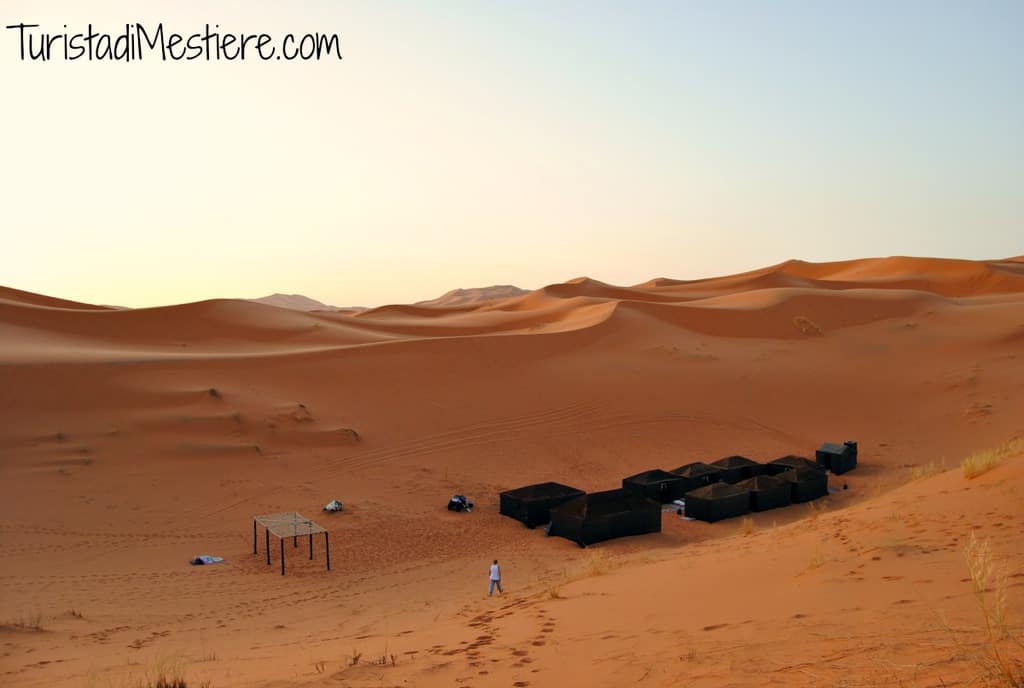 Il campo tendato dall'alto della duna