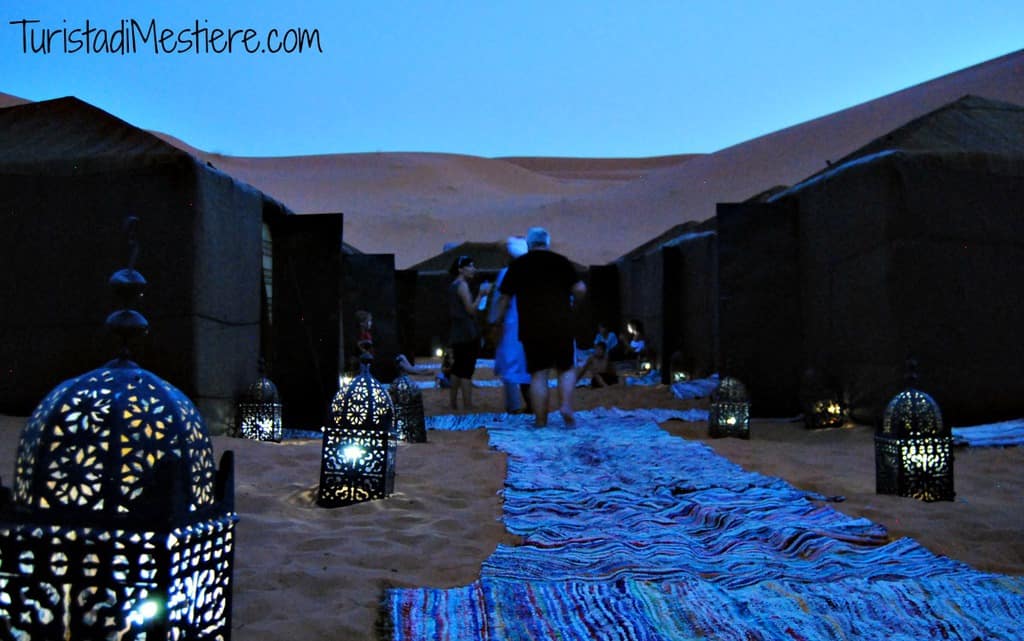 Notte-campo-tendato-deserto