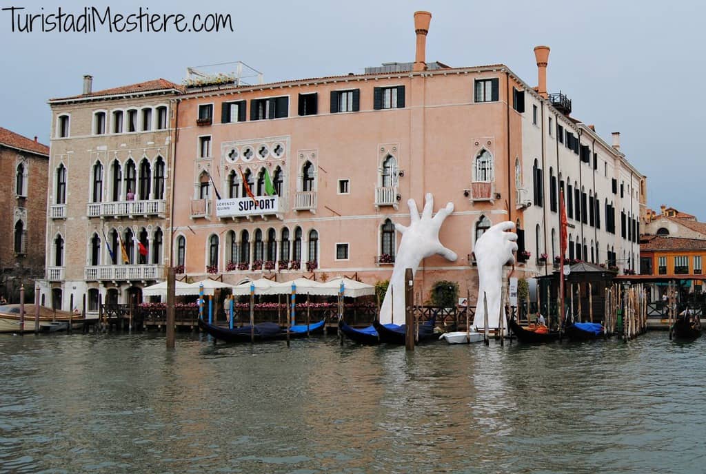 Venezia-mani-giganti-Lorenzo-Quinn