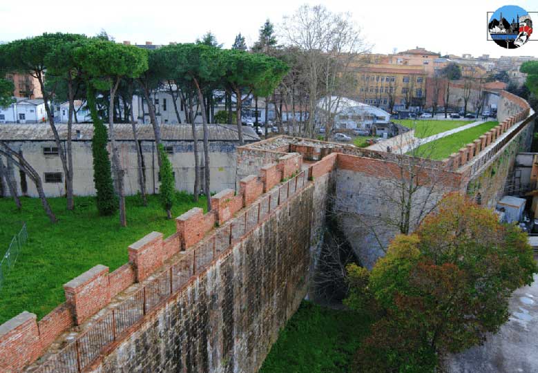 Il camminamento sulle mura di Pisa dalla Torre Piezometrica
