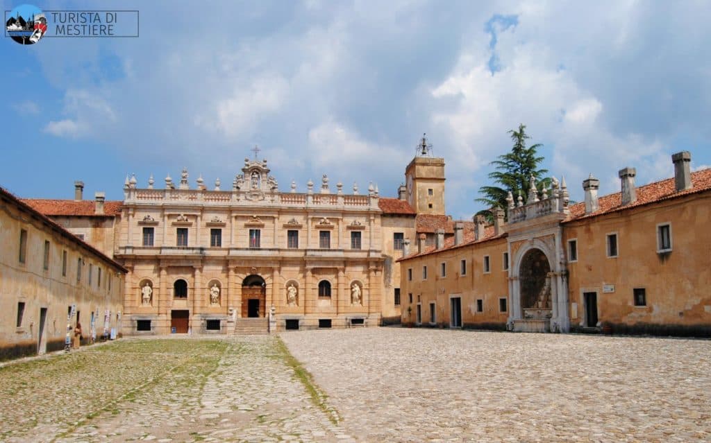 Certosa Padula corte esterna
